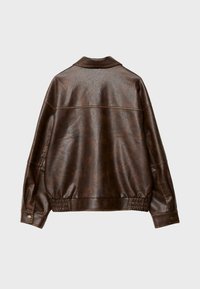 Veste en cuir marron foncé vue de dos, dotée d'un col classique, de manches longues avec des poignets à boutons et des côtés à taille élastique.