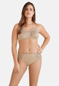 Beige bh en hoge taille slipset met fleurige kanten accenten, gladde stof en een gestructureerd ontwerp voor ondersteuning.