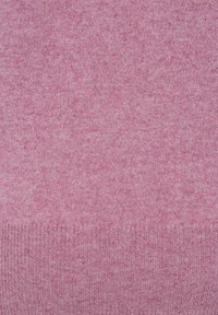 Nahaufnahme von weichem, rosa Strickstoff mit einem gerippten Saum, der feine Textur- und Stichdetails zeigt.