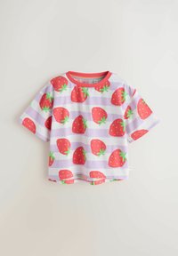 Camiseta de manga corta para niño con rayas lilas y blancas y un patrón de fresas rojas, con un cuello rojo.