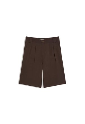 Pantaloni scurți maro până la genunchi, croiți, cu buzunare laterale, pliuri, nasture și bucle pentru curea, pe fundal alb.