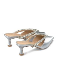 Zilveren metallic slingback-hakken met een spitse neus en een kleine blokhak. Voorzien van versierde banden met heldere accenten.
