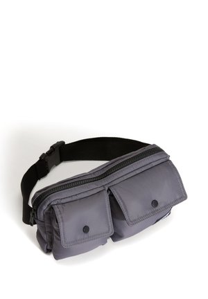 Grijze stoffen heuptas met twee voorvakken met klep en een hoofdvak met ritssluiting, bevestigd met een zwarte verstelbare riem met een kunststof gesp.