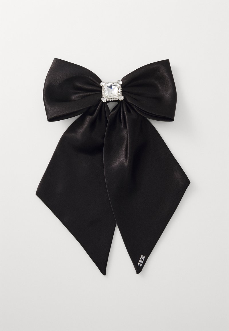 Svart satengsløyfe med en stor sentral rhinestones accent, med to langstrakte haler og glatt tekstur. Sydd merkevareetikett synlig.