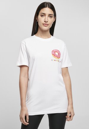 Hvit bomulls T-skjorte med et fargerikt donut-motiv og teksten "PUT A RING ON IT" under. Korte ermer og en avslappet passform.