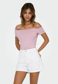 Lyserød off-the-shoulder top med korte ærmer, parret med hvide denimshorts. Stoffet er let, hvilket sikrer en afslappet pasform.
