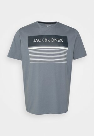 Grå bomullströja med grafiskt tryck med "JACK&JONES" och horisontella ränder i vitt och marinblått. Kort ärm, rundad halsringning.