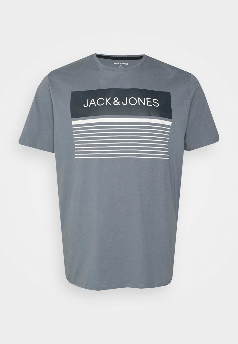 Camiseta de algodón gris con un estampado gráfico que incluye "JACK&JONES" y rayas horizontales en blanco y azul marino. Corte de mangas cortas, escote redondo.