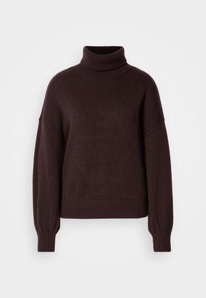 Jersey de cuello alto marrón hecho de material de punto suave, con puños y dobladillo acanalados, con un ajuste relajado y diseño de hombro caído.