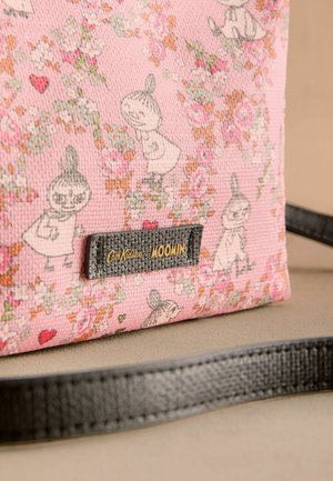 Růžová látková taška s postavami Muminů, květinovými vzory a černou koženou etiketou s embosovaným nápisem "Cath Kidston Moomin". Design s plochým popruhem.