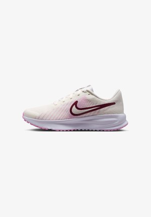 Scarpa da corsa Nike bianca e rosa con logo swoosh marrone, tomaia in mesh traspirante e suola ammortizzata per uso atletico.