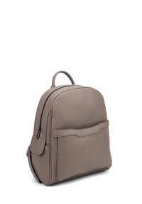 Sac à dos en cuir gris avec une finition texturée, forme arrondie, poignée supérieure et poche avant. Il dispose d'une fermeture éclair bien visible.