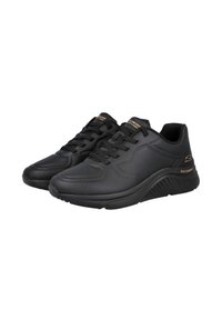 Zapatillas deportivas negras con parte superior sintética texturizada, diseño de cordones, suela acolchada y sutiles acentos dorados en el talón y el logotipo.