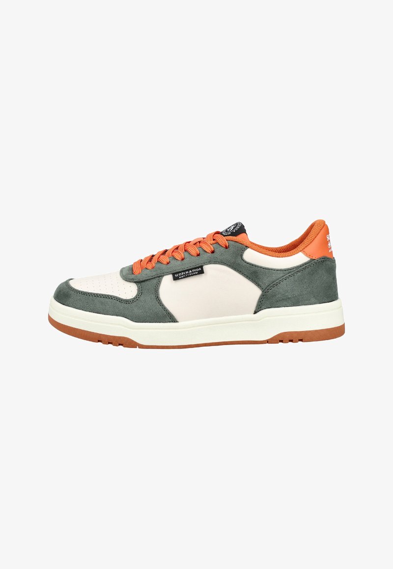 Baskets basses avec panneaux en daim vert, sections en cuir blanc, lacets orange et col rembourré orange, de la marque "Scotch & Soda Amsterdam".