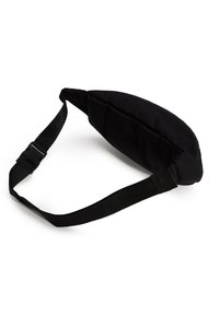 Musta kangasvyölaukku säädettävällä hihnalla ja muovisen soljella, esitetty valkoisella taustalla.