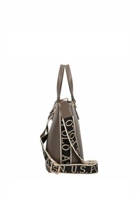 Bolso sintético marrón con asas dobles, una correa desmontable con estampado y una silueta estructurada. Cuenta con accesorios en tono dorado.