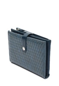 Mėlynas austas odinis piniginė su tekstūruotu raštu, užsegama snapo uždarymu. Dizainas pasižymi kompaktiška, stačiakampio forma.