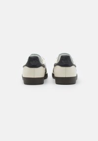 adidas Originals GAZELLE UNISEX - Sporta apavi - off white/utility black