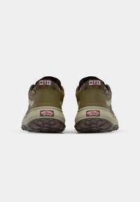 Vans MTE CROSSPATH UNISEX - Matalavartiset tennarit - brown/pink