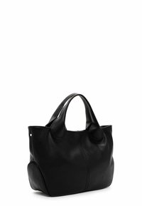 Borsa a spalla in pelle nera con finitura texturizzata, forma affusolata, manici arrotondati e cuciture a contrasto. Presenta due accenti laterali.