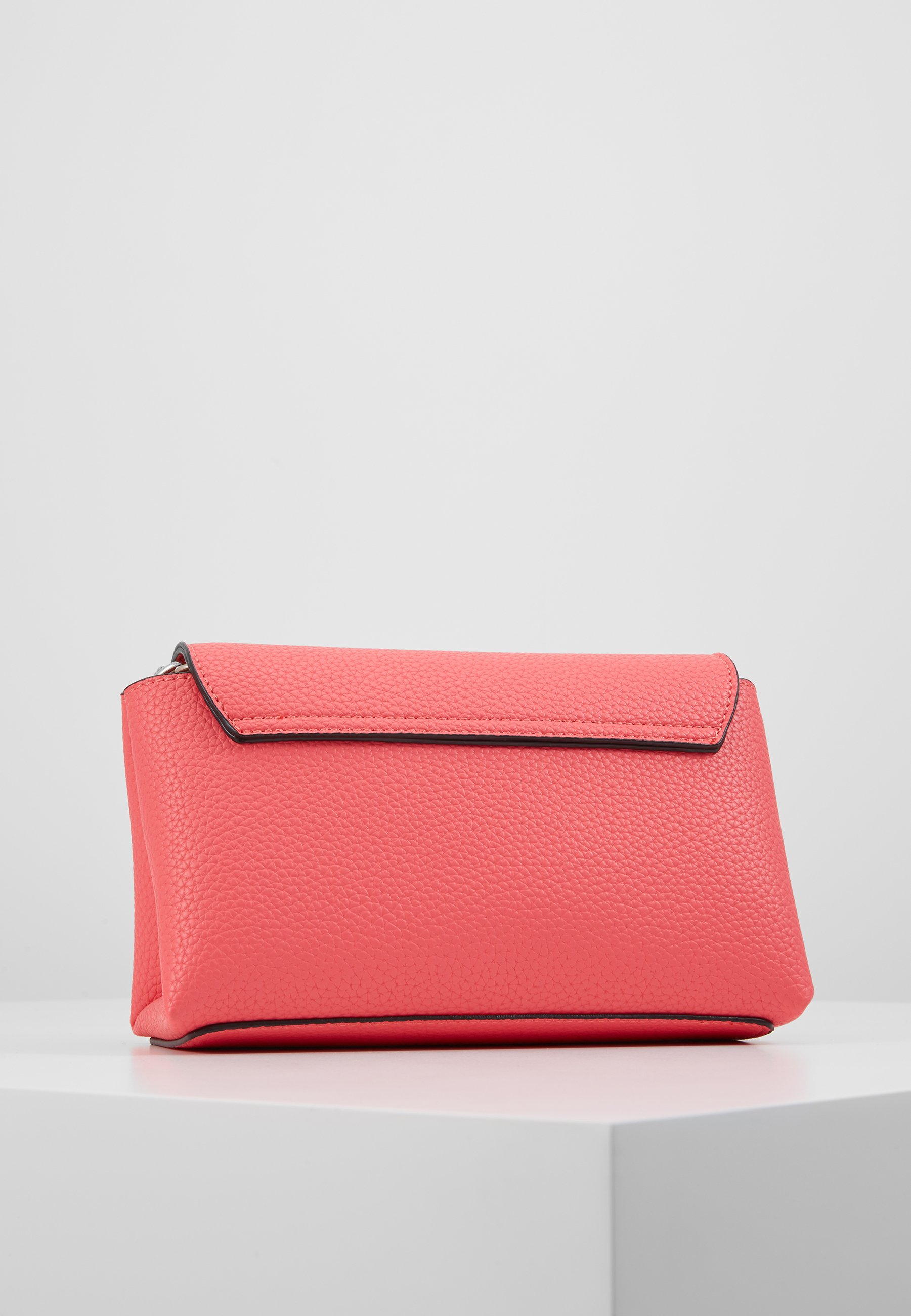 Guess UPTOWN CHIC MINI XBODY FLAP Skulderveske coral Guess UPTOWN CHIC MINI XBODY FLAP Skulderveske coral