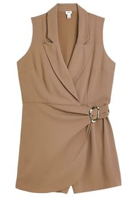 Blazer sin mangas de color beige con un diseño envolvente, que presenta un detalle de hebilla dorada y una tela lisa y texturizada. Solapas clásicas con muesca y corte entallado.