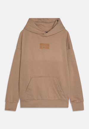 Sweatshirt à capuche beige avec poche kangourou, poignets et ourlet côtelés, affichant un logo "Converse All-Star" bien en vue dans une teinte assortie.