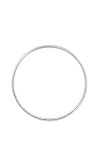 Cirkulär silvrig metallring, slät yta, enhetlig bredd, polerad yta, inga ytterligare dekorationer eller mönster.