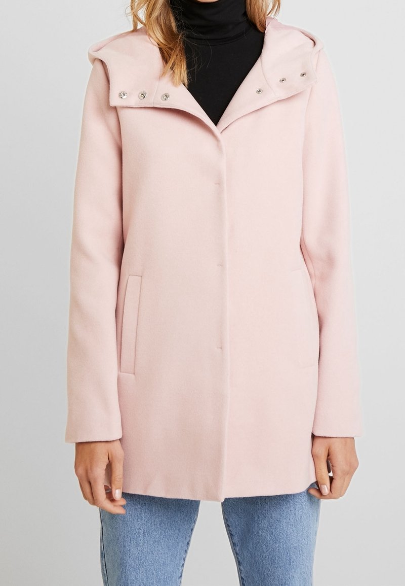 Cappotto in misto lana rosa con cappuccio, bottoni a pressione argentati, tasche frontali e taglio sartoriale. Texture morbida e finitura liscia.