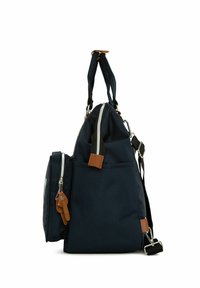 Borsa a tracolla blu navy realizzata in tessuto resistente con dettagli in pelle marrone, dotata di più scomparti, cerniere e una tracolla regolabile.