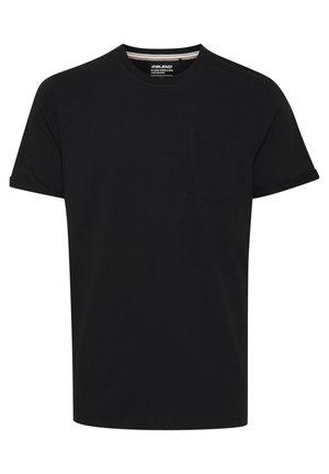 Črna bombažna majica s krojem, kratkimi rokavi in žepom na levem prsnem predelu. Gladka tekstura s klasičnim krojem.