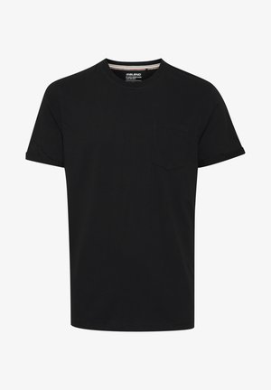 Čierne bavlnené tričko s kulatým výstrihom, krátkymi rukávmi a vreckom na ľavej hrudi. Hladká textúra s klasickým strihom.