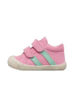 Chaussure rose pour tout-petit avec deux bandes velcro et des rayures latérales en zigzag vert menthe sur une semelle en caoutchouc blanche.