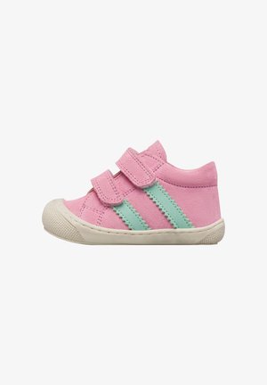 Zapato rosa para niño pequeño con dos tiras de velcro y rayas laterales en zigzag verde menta sobre una suela de goma blanca.
