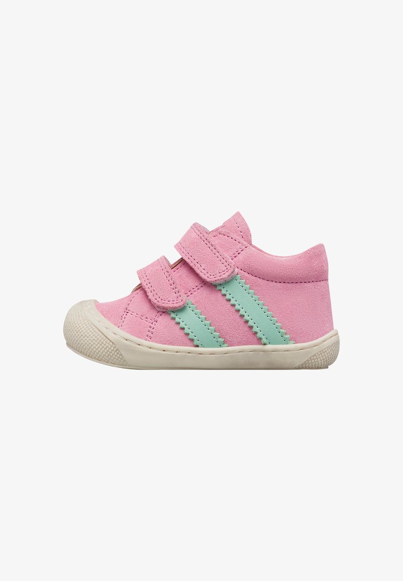 Chaussure rose pour tout-petit avec deux bandes velcro et des rayures latérales en zigzag vert menthe sur une semelle en caoutchouc blanche.