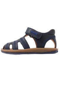 Marinblå lädersandal med öppna sidor, kardborremanschett och brun textilfoder. Har vävd design och texturerad sula för bra grepp.