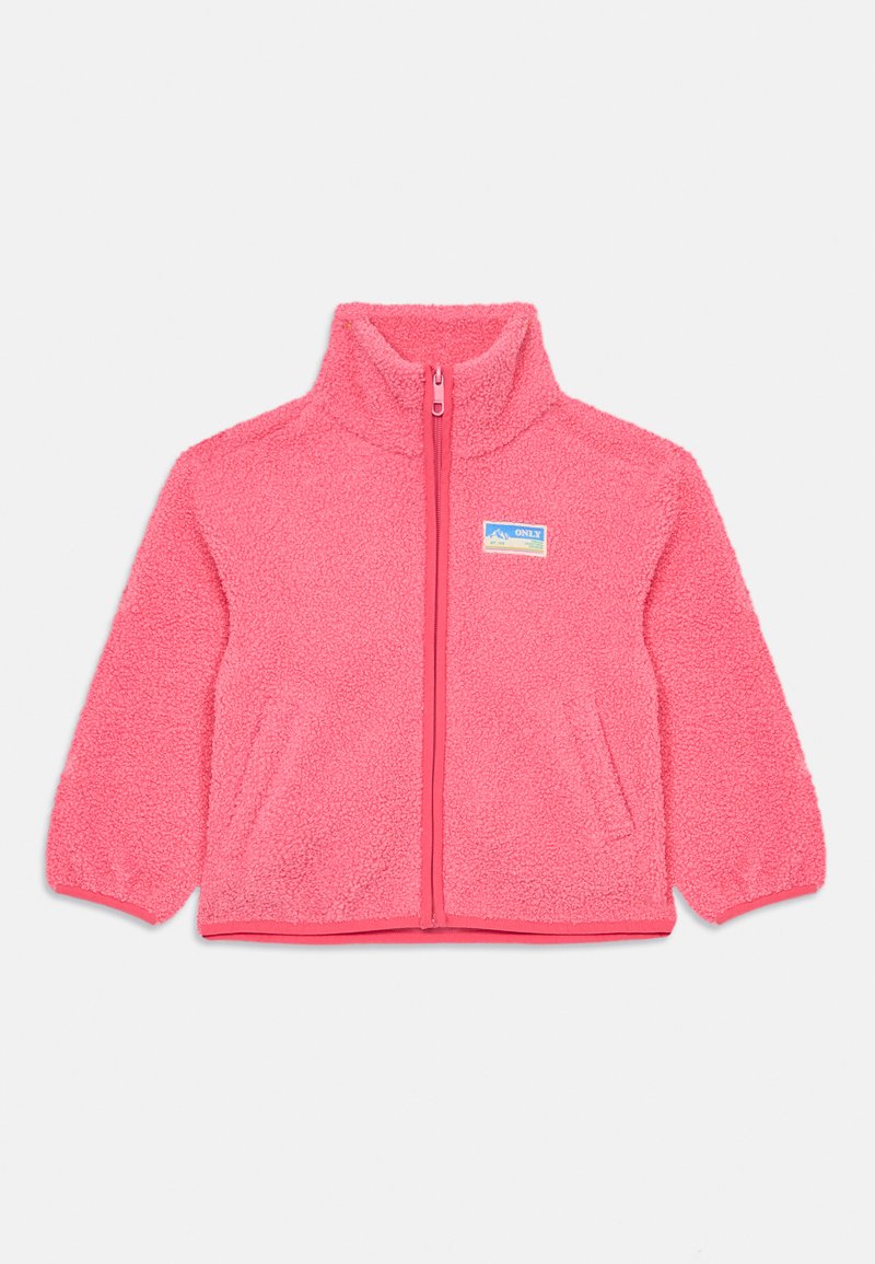 Veste en polaire de couleur rose vif avec un col montant, fermeture éclair à l'avant et une surface douce et texturée. Elle possède des poches latérales et un écusson avec un logo.