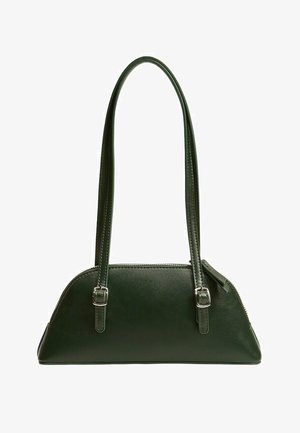 Bolso de cuero verde oscuro con correas largas para el hombro ajustables y cierre superior con cremallera con una pequeña lengüeta de cuero.