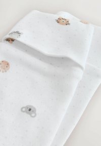 Witte katoenen sokken met kleurrijke dierenpatronen, waaronder een koala, octopus en tijger, met een zachte textuur en een subtiel gestippeld ontwerp.