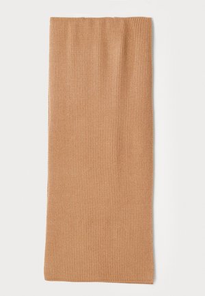 Strikket skjerf i myk beige, med ribbestruktur og rektangulær form. Måler omtrent 25 cm med 60 cm.