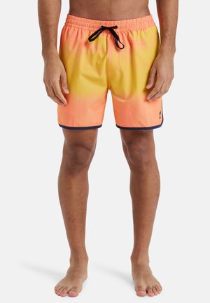 Bañadores para hombre en degradado de naranja a amarillo, con cinturilla elástica y cordón negro, ribetes en contraste y un ajuste relajado.
