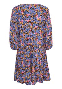 Robe florale avec des manches trois-quarts, fond sombre, ornée de fleurs roses, violettes et orange, silhouette fluide et encolure ronde.