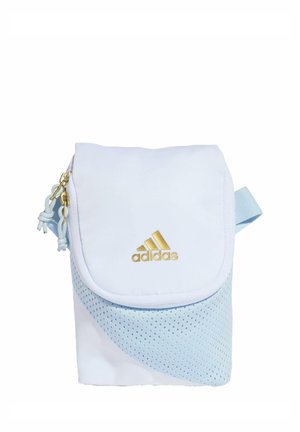Mala bijela i svijetlo plava Adidas torbica sa zlatnim logotipom, kopčom na preklop i bočnom trakom sa zlatnim zatvaračima.