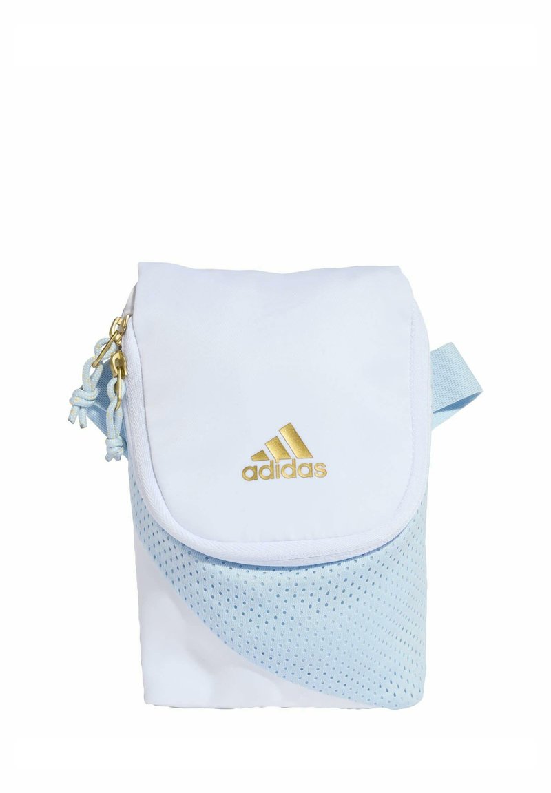 Klein wit en lichtblauw Adidas tasje met goudkleurig logo, klep sluiting en zijriem met gouden ritssluiting trekkers.