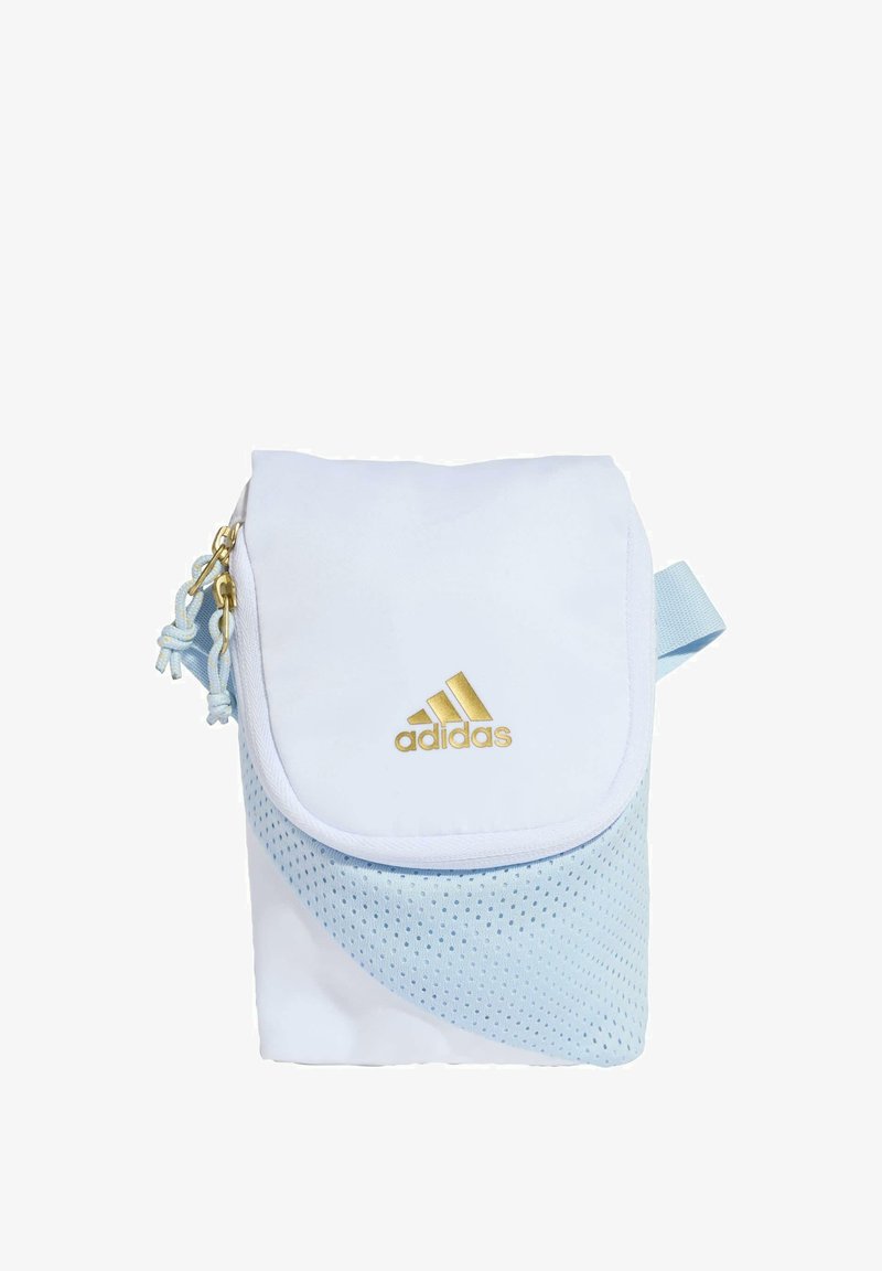 Pequeña bolsa Adidas blanca y azul claro con logo dorado, cierre de solapa y correa lateral con tiradores de cremallera dorados.