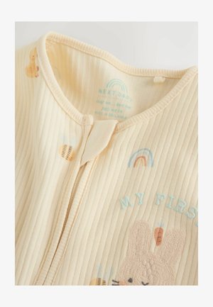 Heledast kollane soonikkoes kangast bodi esiku lukuga, tikitud jänkukese, vikerkaare ja tekstiga „MY FIRST“. Pehme tekstuur mänguliste detailidega.