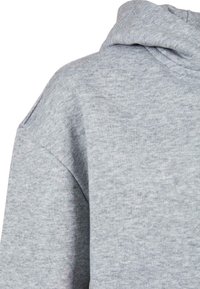 Grauer Kapuzenpullover aus einem weichen, strukturierten Stoff. Er hat eine lockere Passform und eine runde Kapuze für Komfort und lässigen Tragekomfort.