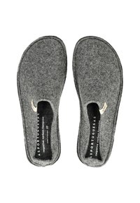 Šedé plstěné pantofle s hladkým povrchem, designem na obouvání, zaoblenými okraji a tištěnými štítky uvnitř, které obsahují heslo "negativní uhlíková stopa".