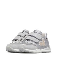 Sneakers argentati scintillanti con due fasce in velcro, caratterizzati da un accento a forma di cuore in una tonalità più chiara e dettagli testurizzati sulla parte superiore.