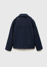 Jakna temno modre barve z teksturo in sproščenim krojem, z ovratnikom, dolgimi rokavi in zadnjim žepom. Material se zdi, da je tkanina.